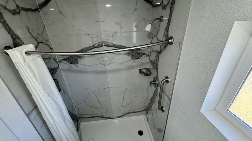 ADA Room with Kingbed and amenities